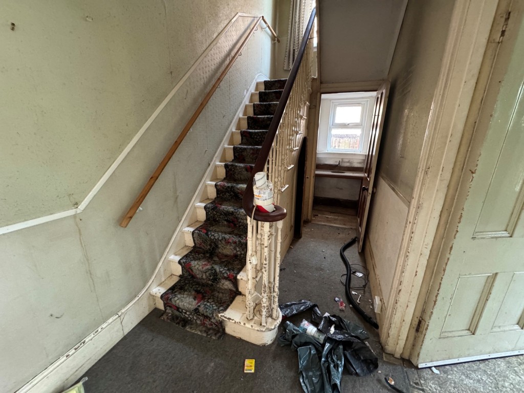 Lot: 101 - DETACHED FOUR-BEDROOM HOUSE FOR IMPROVEMENT - Entrance hall